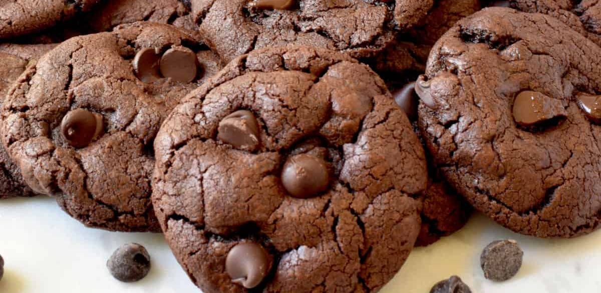 BISCOITOS COOKIES COM GOTAS DE CHOCOLATE